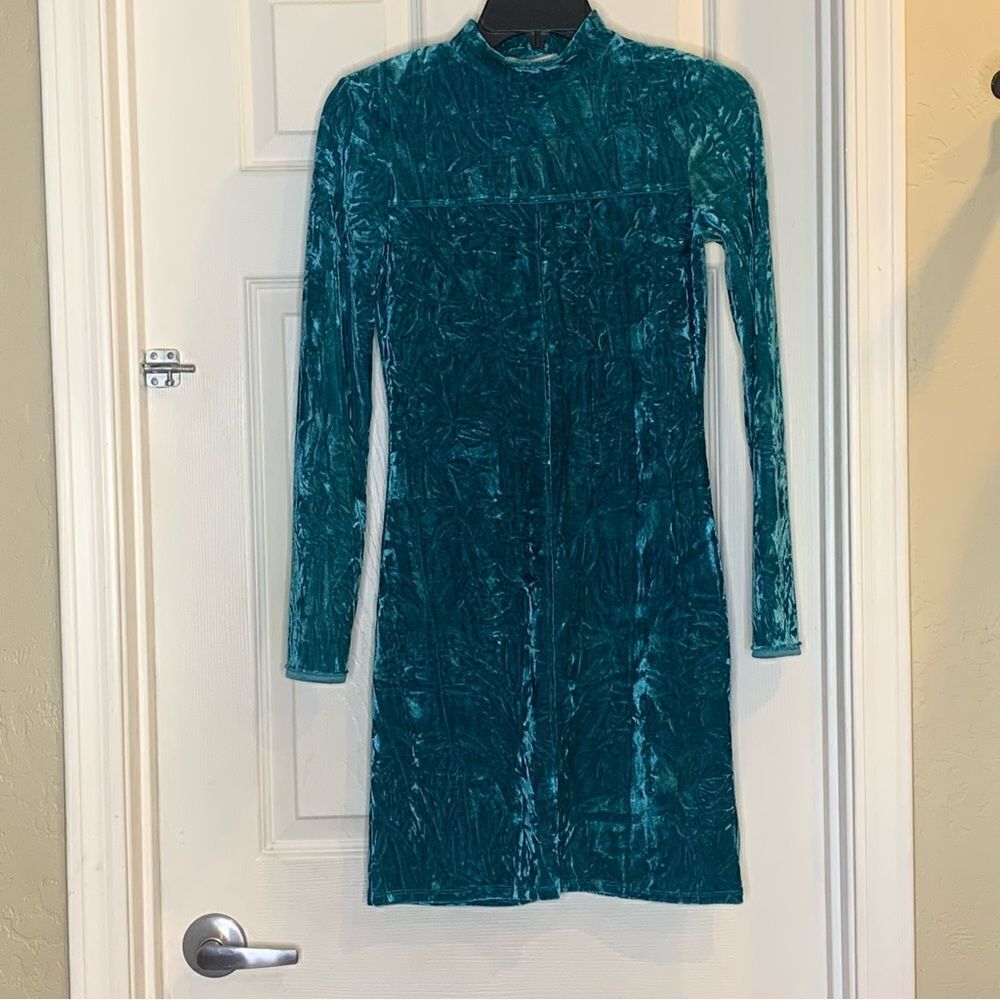 Urban Outfitters Kimchi Blue Iris Velvet Mini Dress Size Small - Picture 2 of 9